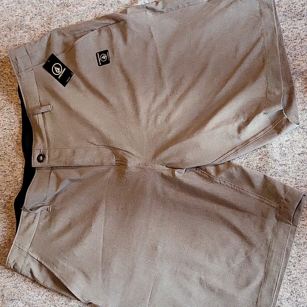 NWT Men's size 40 Volcom business casual golf shorts.